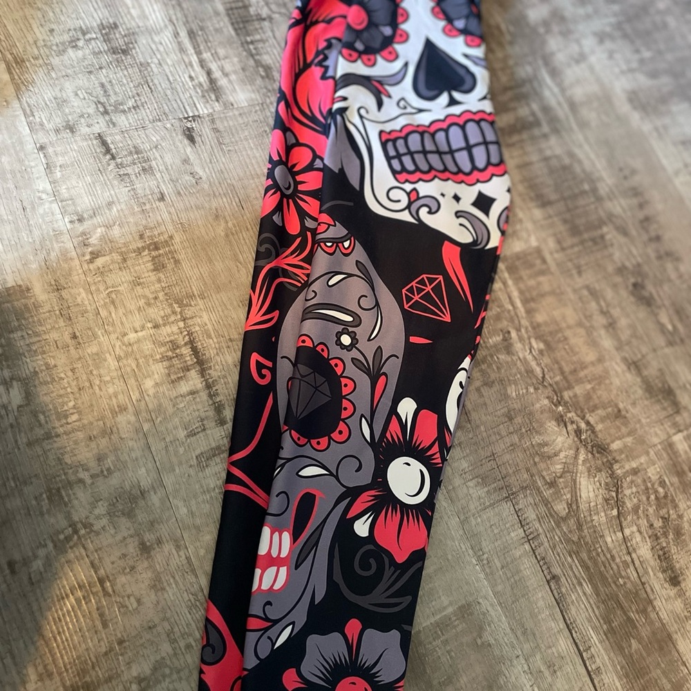 Workout Skull Print Leggings - Black and Red